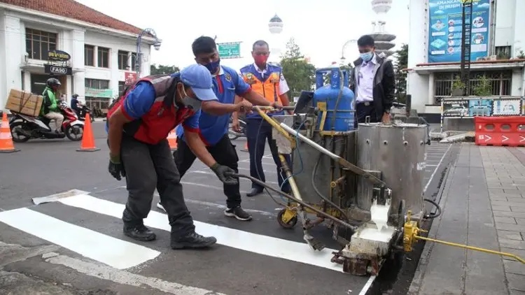 Foto: Pengecatan Trotoar Jalan Sukarno