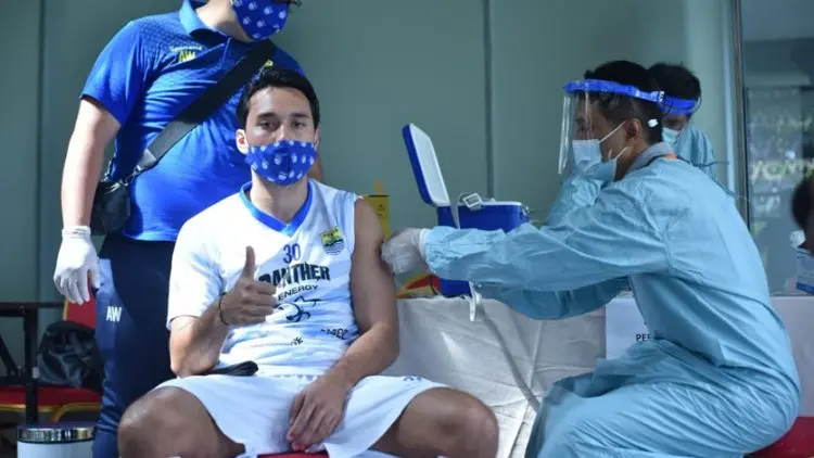 Ezra Walian Akhirnya Divaksin, Ini Komentarnya