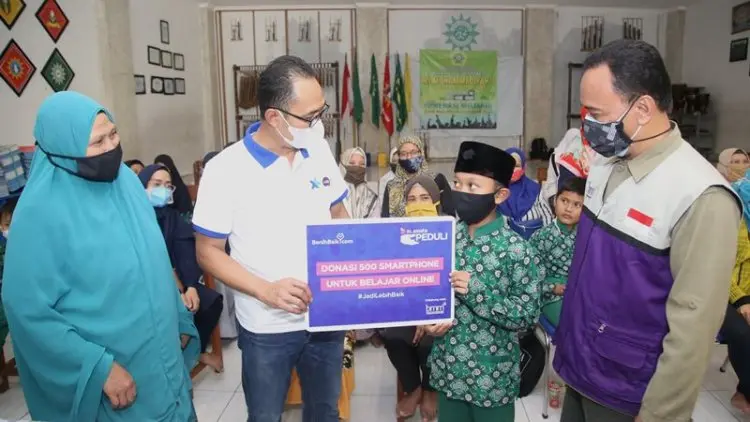 Foto: XL Donasi 500 Ponsel Cerdas untuk PJJ