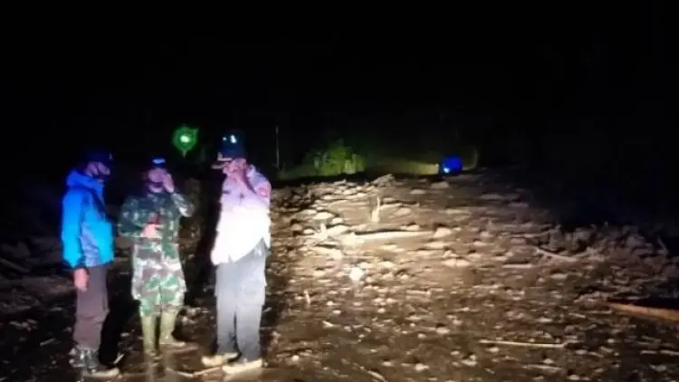 Dipicu Hujan Deras, Jalur Cijapati Garut Terputus Longsor