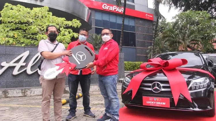 Telkomsel Serahkan Mercedes Benz C180 Kepada Pelanggan Setianya