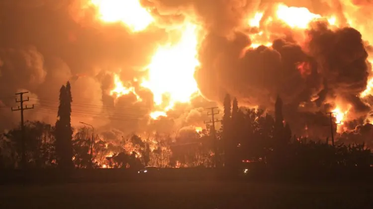 Empat Tangki Pertamina Balongan Terbakar Hebat