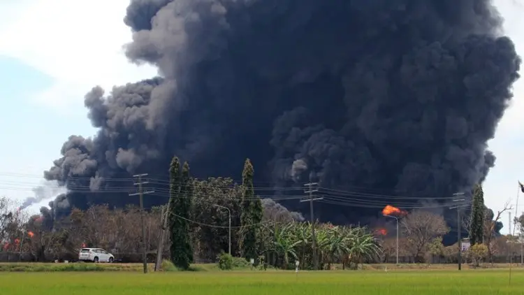 Hampir Seribuan Warga Terdampak Ledakan Kilang Minyak Balongan