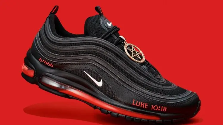 Nike Gugat Pembuat 'Sepatu Setan' Berdarah Manusia