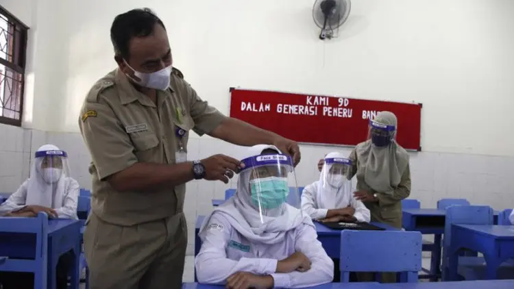 Ganjar Minta Kepala Daerah Awasi Pembelajaran Tatap Muka