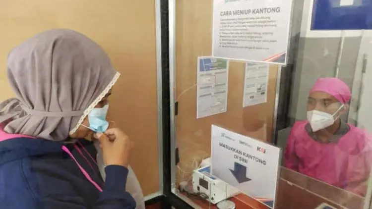 Tes GeNose Layani Penumpang Kereta di Stasiun Jatibarang Indramayu