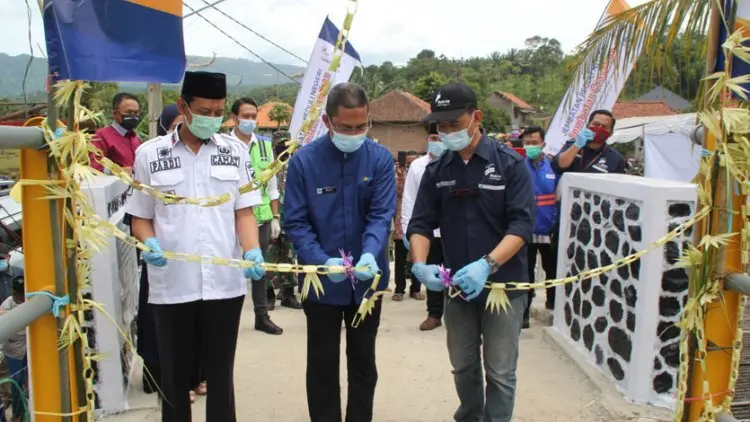 Bakrie Amanah Bangun Jembatan di Sukamaju