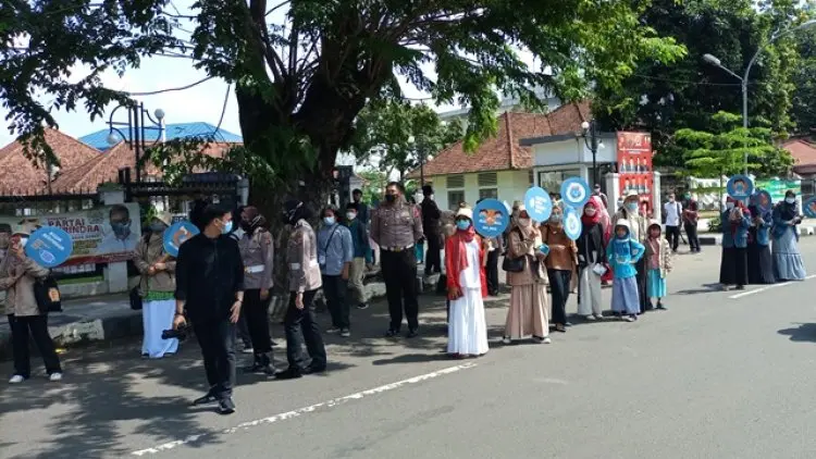 Fatayat NU Gaungkan Keselamatan Berkendara, Bagikan Helm dan Masker Gratis