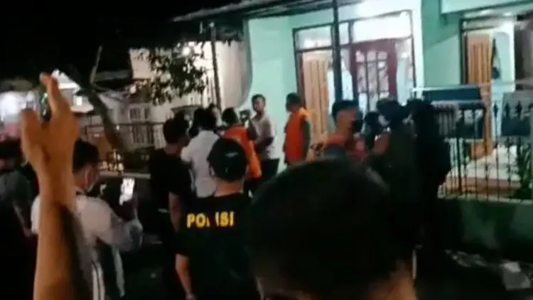 Personel Densus 88 Gerebek Terduga Teroris di Banjaran Bandung