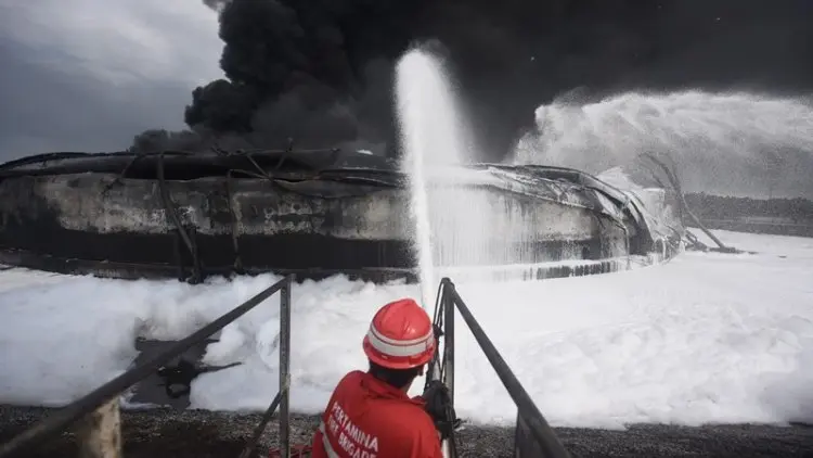 Sempat Padam, Satu Tanki Kilang Minyak Balongan Kembali Semburkan Api