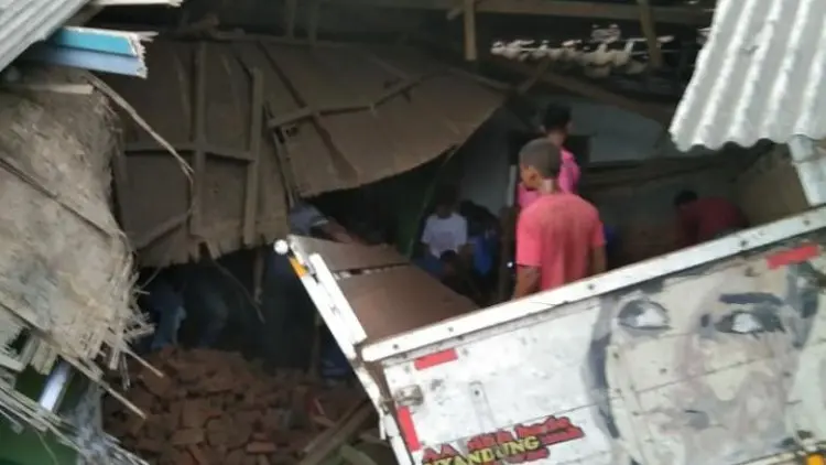 Truk Timpa Madrasah di Karangpawitan Garut  2 Tewas Termasuk Sopir dan 8 Luka