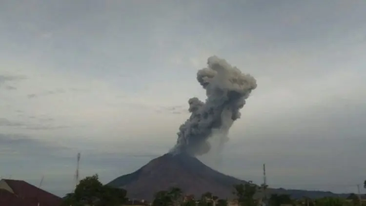 Gunung Sinabung Erupsi Semburkan Abu Vulkanik 2.000 Meter