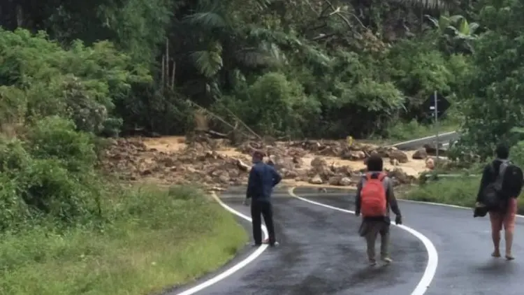 Ratusan Warga Tertimbun Longsor di Flores Timur