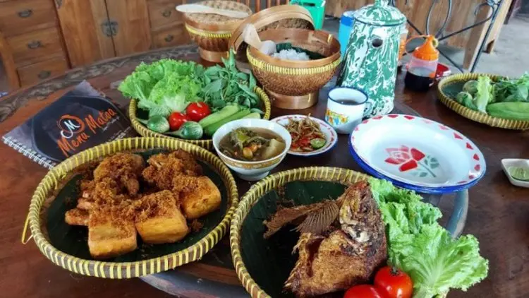 "Waroenk Makan Matoa" Sajikan Makan ala Kebun Nenek