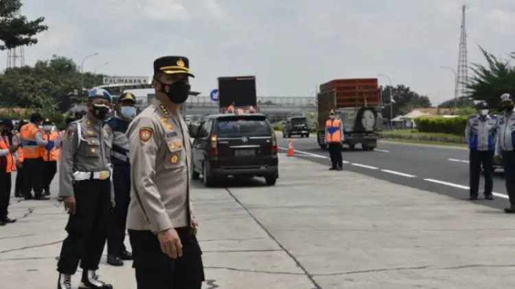 Kapolresta Cirebon Pimpin Penyekatan Kendaraan Besar di GT Palimanan 4