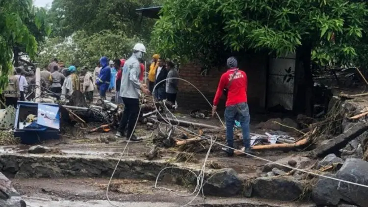 PLN Mengerahkan 413 Personel untuk Memulihkan Listrik di NTT