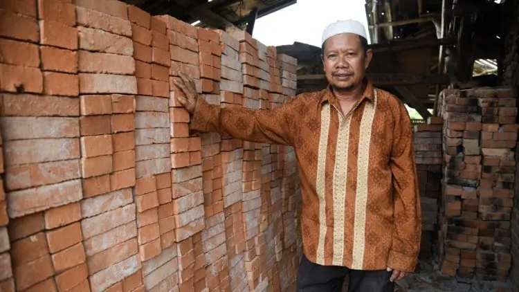 Menengok Sentra Bata Merah di Desa Jelegong Kutawaringin