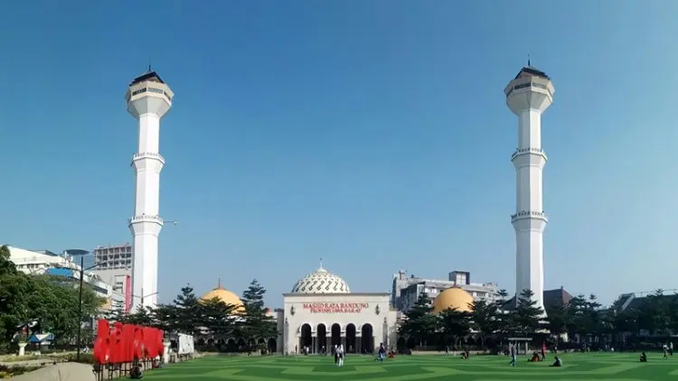 Ramadan Kali Ini, Masjid Raya Bandung Selanggarakan Salat Tarawih