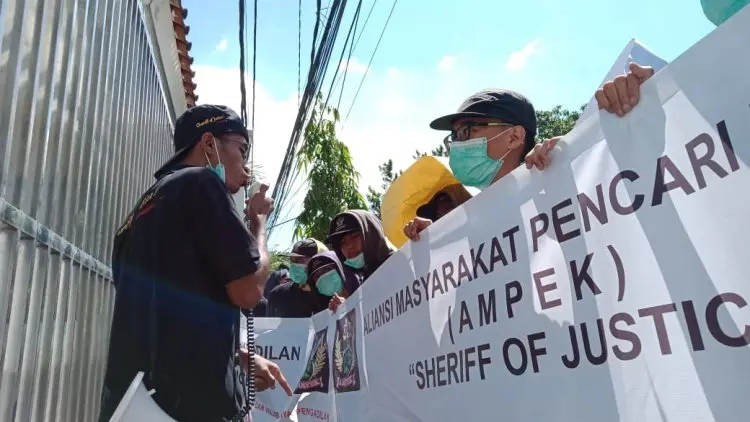 Ratusan Warga Demo di Depan Pengadilan Tinggi Jabar