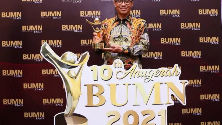 Dirut Pos Indonesia Raih CEO BUMN Terbaik Driving Transformation 2021