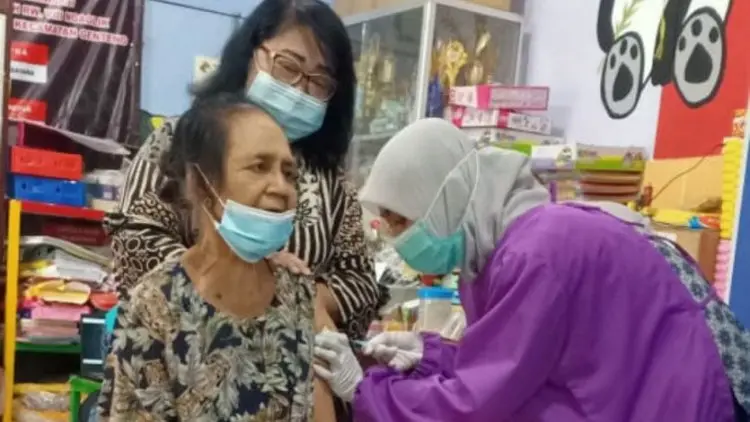 PDIB: Lansia Jaga Tubuh Bugar untuk Menerima Vaksin Covid-19