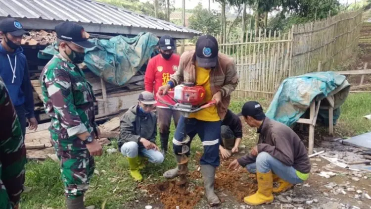 Dansektor 1 Satgas Citarum Ajak Warga Bikin Lubang Biopori
