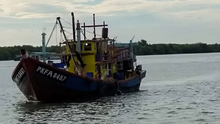 KKP Sergap Kapal Ikan Ilegal Berbendera Malaysia di Selat Malaka