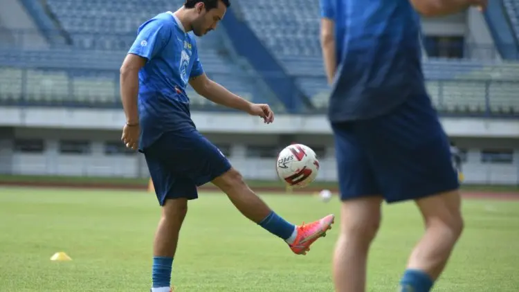Robert Alberts Tak Jamin Turunkan Ezra Walian dan Wander Luiz Hadapi PSS Sleman