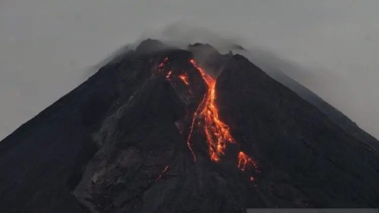 Gunung Merapi Muntahkan 16 kali Lava Pijar