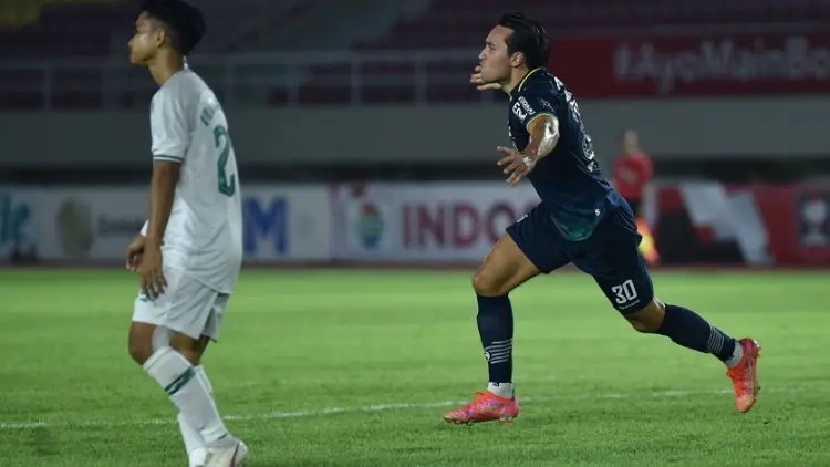 Puja-puji Robert Alberts untuk Ezra Walian
