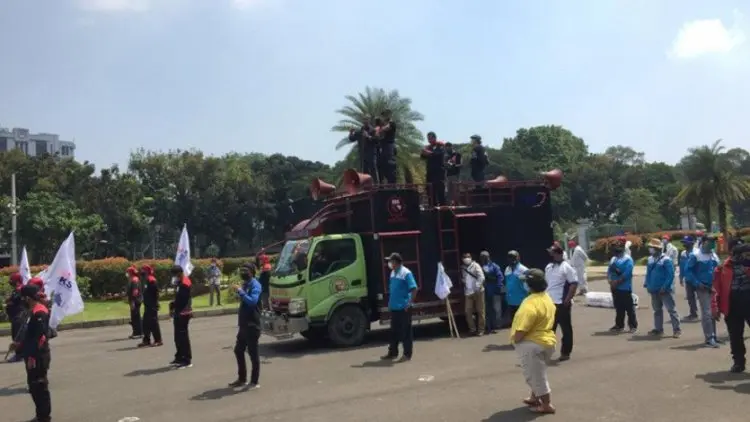 Puluhan Buruh Bergerak Menuju Mahkamah Konstitusi