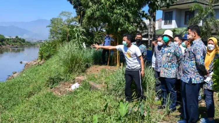 Atasi Banjir, Bupati Bandung Terpilih Dadang Supriatna Tinjau Sungai Cikeruh