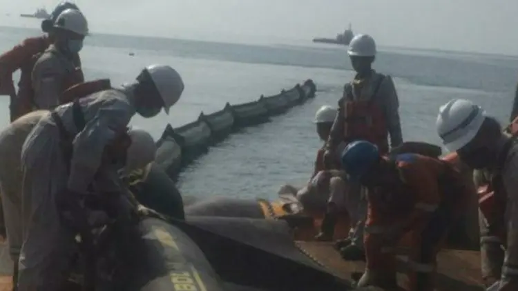 Warga dan PHE ONWJ Bersihkan Sisa Kebocoran Minyak di Pantai Karawang