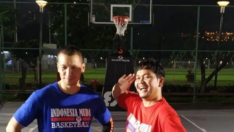 Indra Bekti Belajar Basket dengan Samuel Rizal
