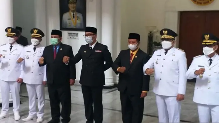 Resmi, Emil Lantik Bintang Sinetron Pimpin Kabupaten Bandung