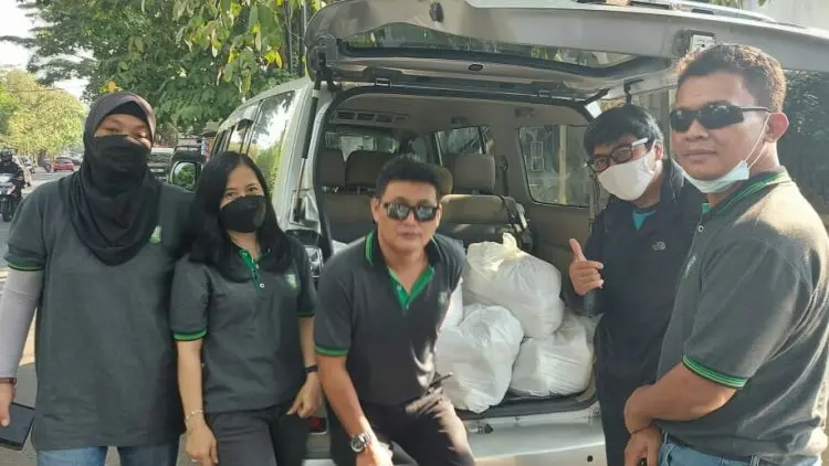 Baraya 2'90 Bagi-bagi Sembako ke Sopir Angkot dan Ojol