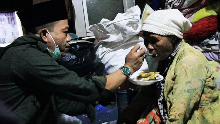 Usai Dilantik, Dadang Sahur dan Suapi Janda Jompo