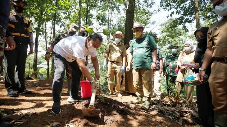 Hari Bumi, Kota Bandung Tanam 3.000 Pohon Kopi