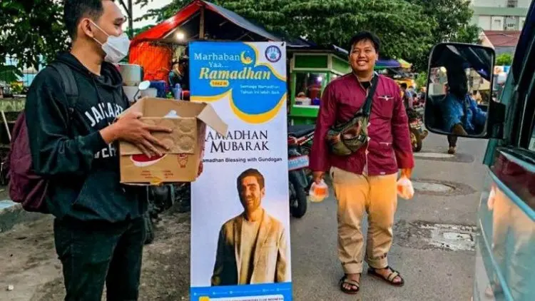 Suporter Manchester City Indonesia Berbagi 3.000 Paket Takjil