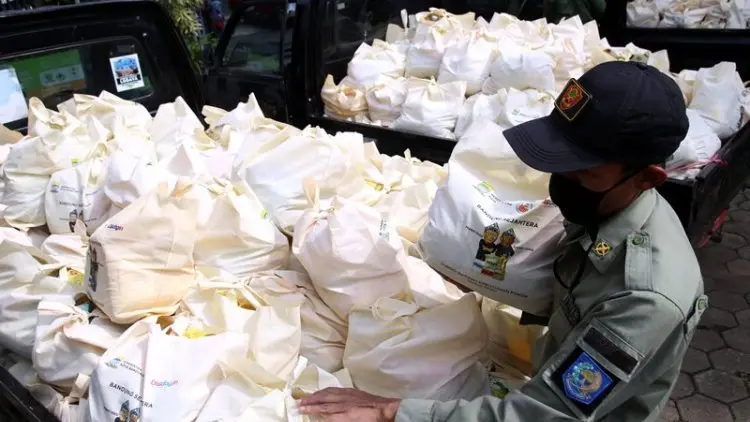 Foto: Pendistribusian Barang Kebutuhan Pokok Bagi KPM