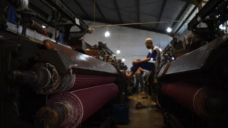 Foto: Terpuruknya Sarung Tenun Majalaya