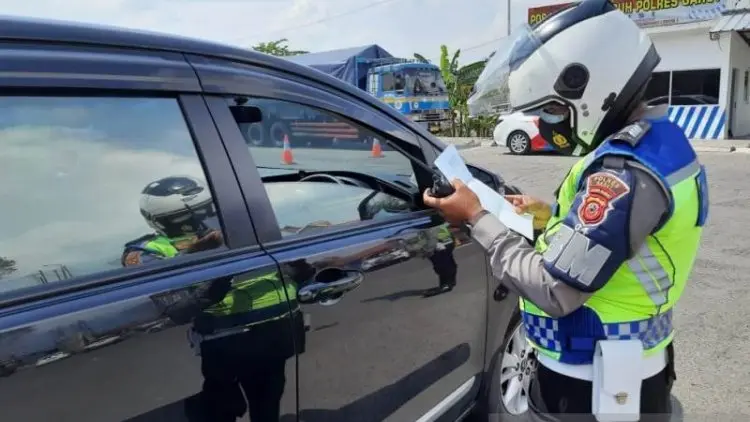 Polisi Mulai Berlakukan Penyekatan Kendaraan di Garut