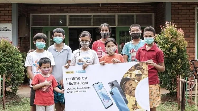 realme Bagikan C20 ke Anak-anak yang Membutuhkan