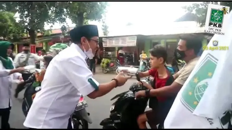 FoodBank DPC PKB Kab. Cirebon Bagikan Takjil Gratis