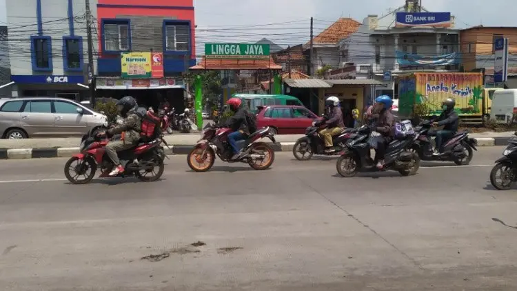 Pemudik Sepeda Motor Mulai Terlihat di Jalan Raya Bandung-Garut