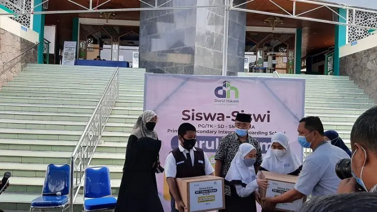 Lazis Darul Hikam Bagikan Sembako kepada Lansia dan Dhuafa