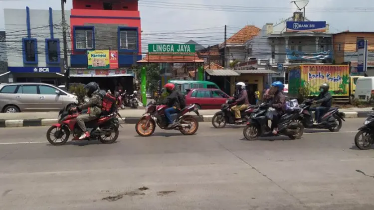 Pemudik Sepeda Motor Mulai Terlihat di Jalan Raya Bandung-Garut
