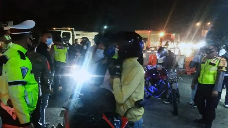 Ratusan Kendaraan Pemudik Diputar Balik di Karawang