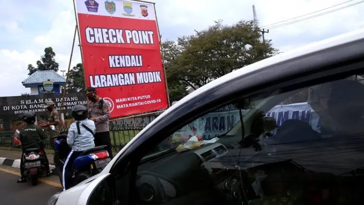 Foto: Penyekatan Larangan Mudik di Perbatasan Kota Bandung
