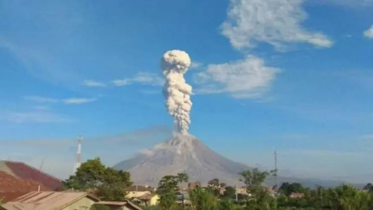 Sinabung Semburkan Abu Vulkanik Lagi, Kali Ini 2,5 Km